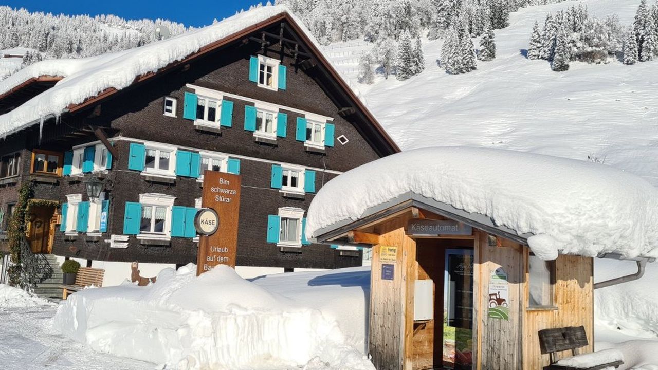 Bauernhaus Alpe Berg mit Automatenhaus im Winter Bauernhaus Alpe Berg mit Automatenhaus im Winter